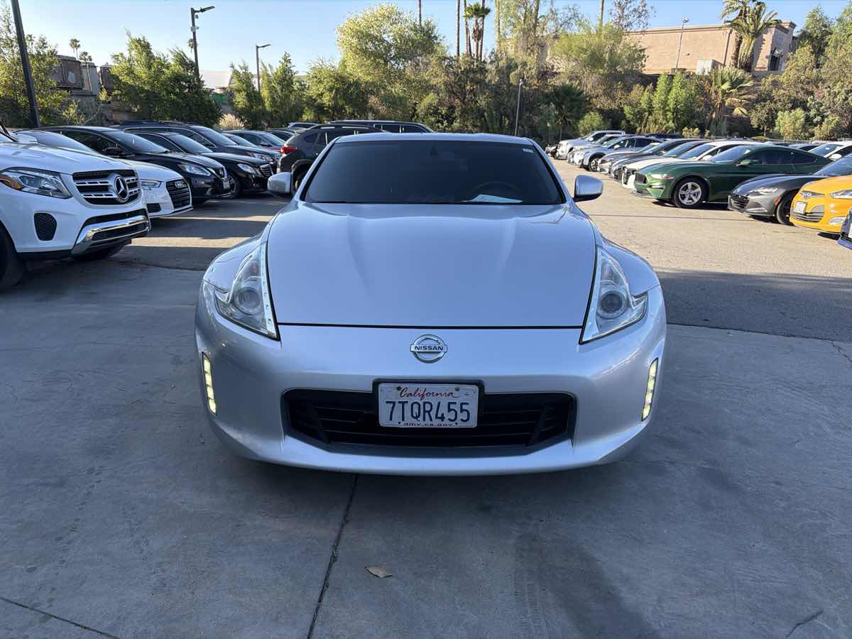 Nissan 370Z photo 2