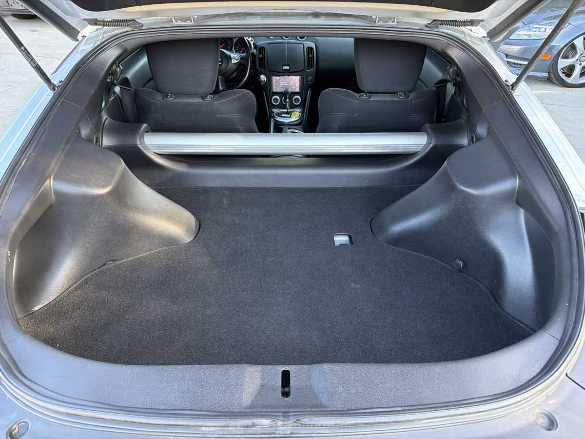 Nissan 370Z photo 8