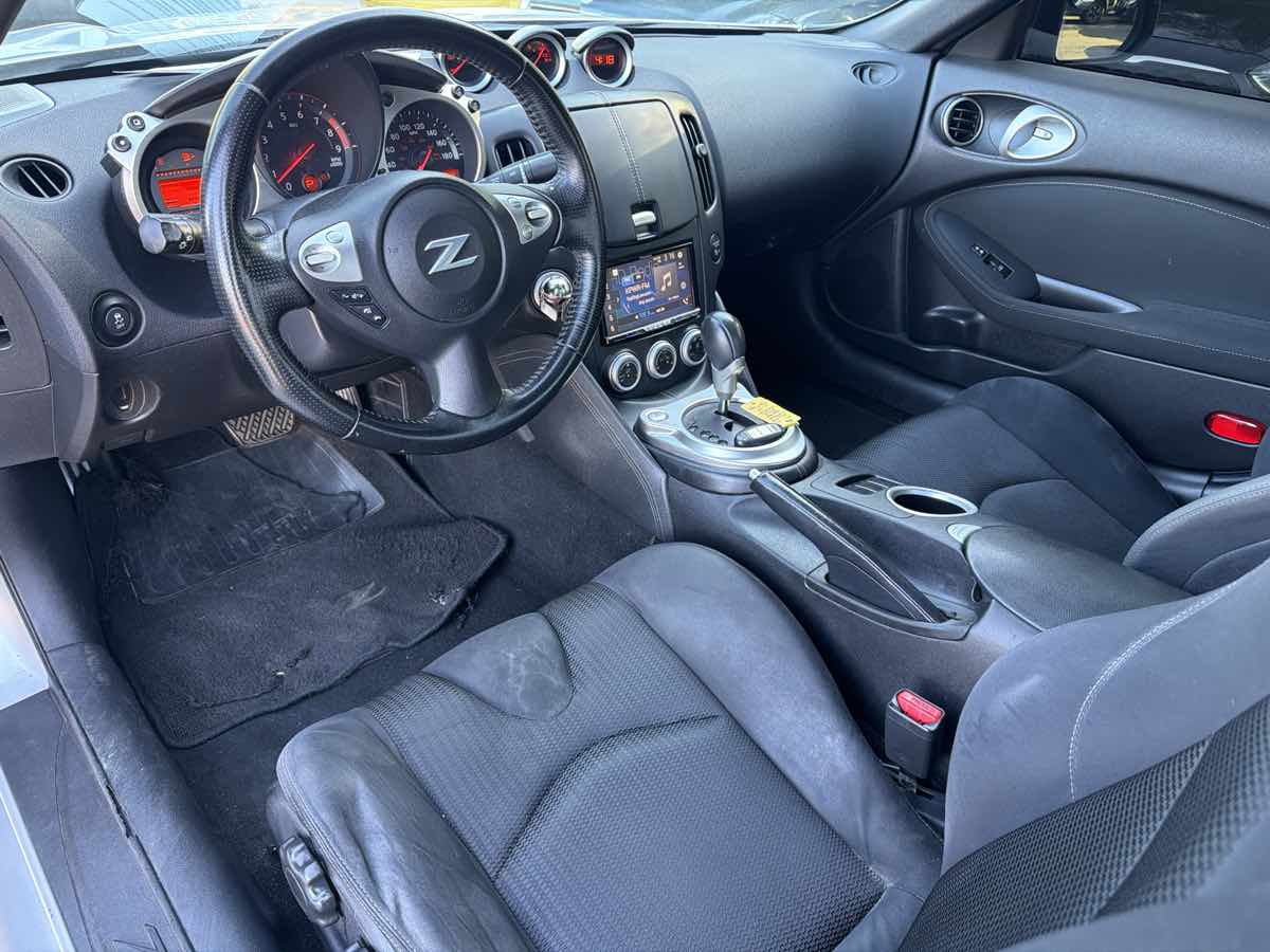 Nissan 370Z photo 11