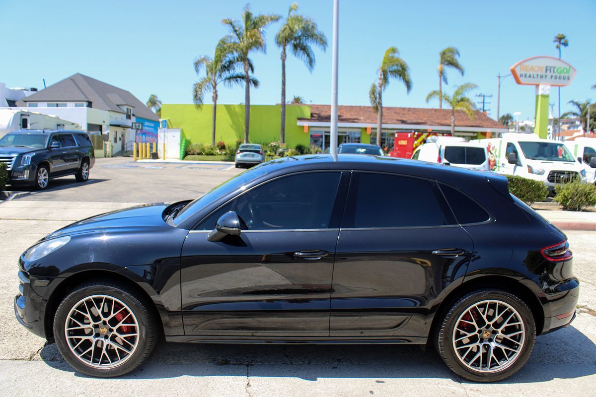 2016 Porsche Macan Turbo photo 2