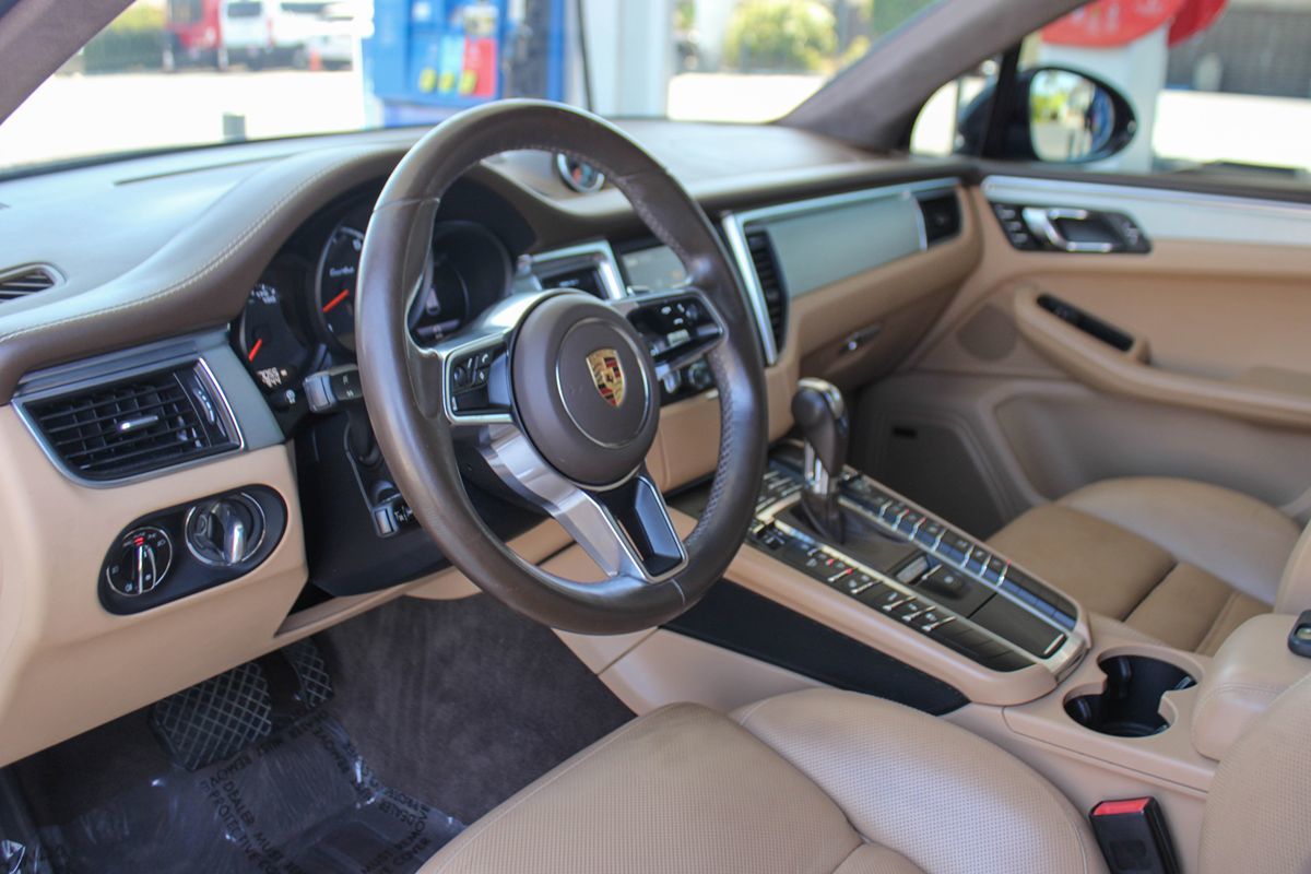 2016 Porsche Macan Turbo photo 12