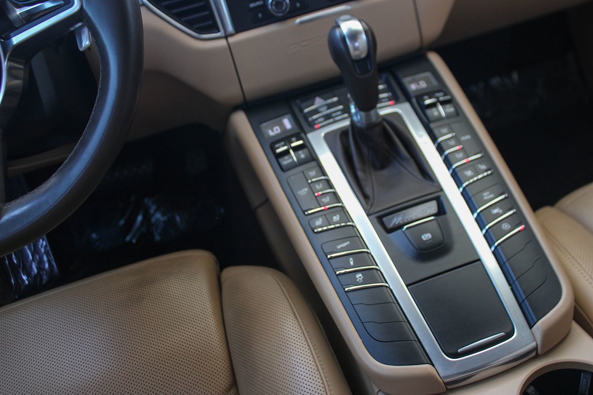 2016 Porsche Macan Turbo photo 24
