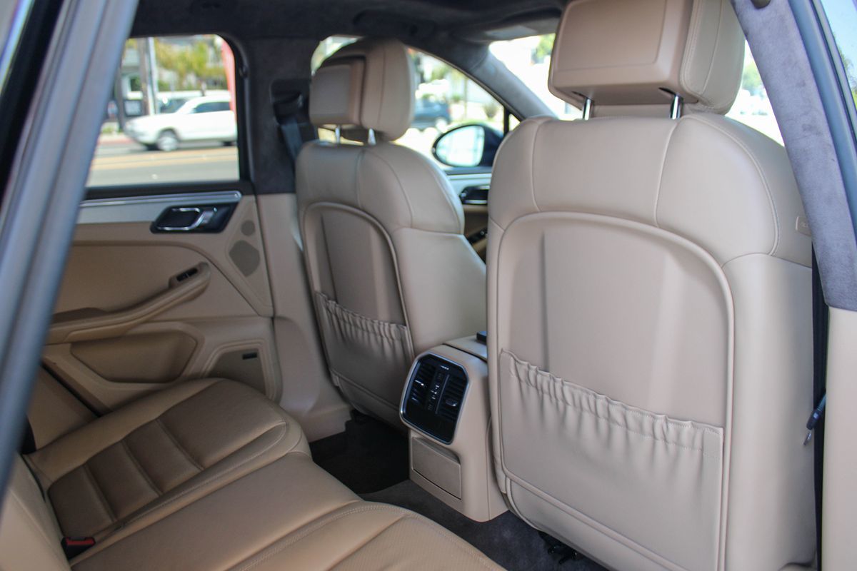 2016 Porsche Macan Turbo photo 21