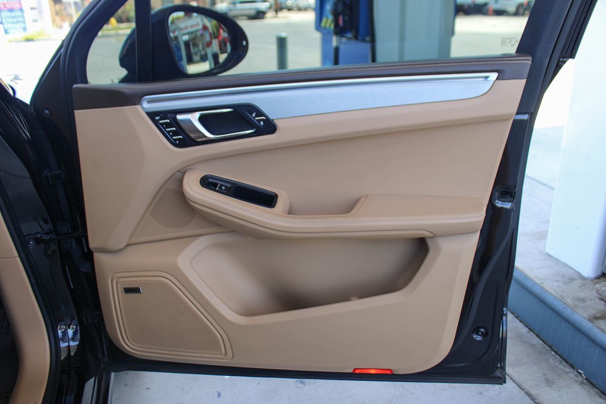 2016 Porsche Macan Turbo photo 34