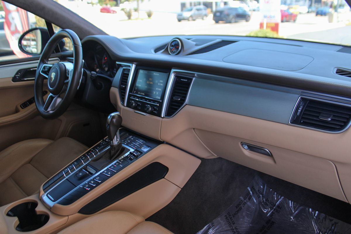 2016 Porsche Macan Turbo photo 17