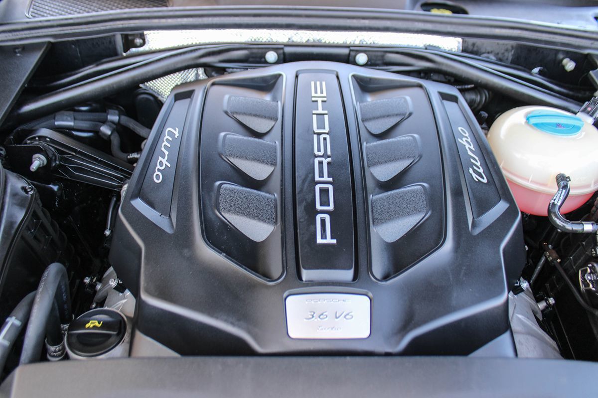 2016 Porsche Macan Turbo photo 9