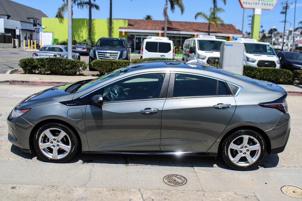 2017 Chevrolet Volt LT photo 2