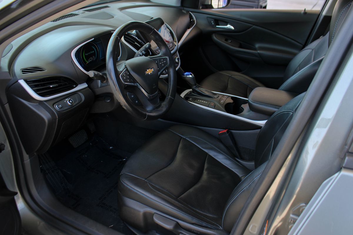 2017 Chevrolet Volt LT photo 12