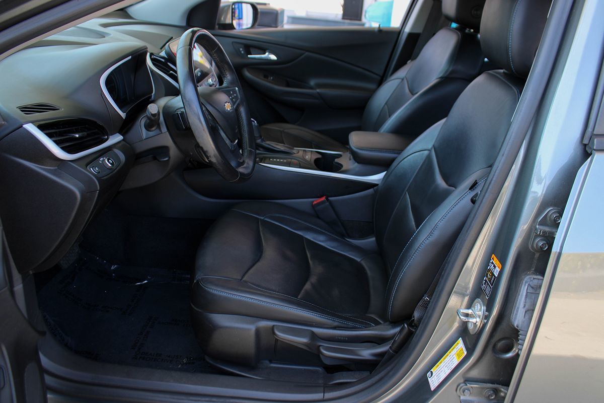 2017 Chevrolet Volt LT photo 13