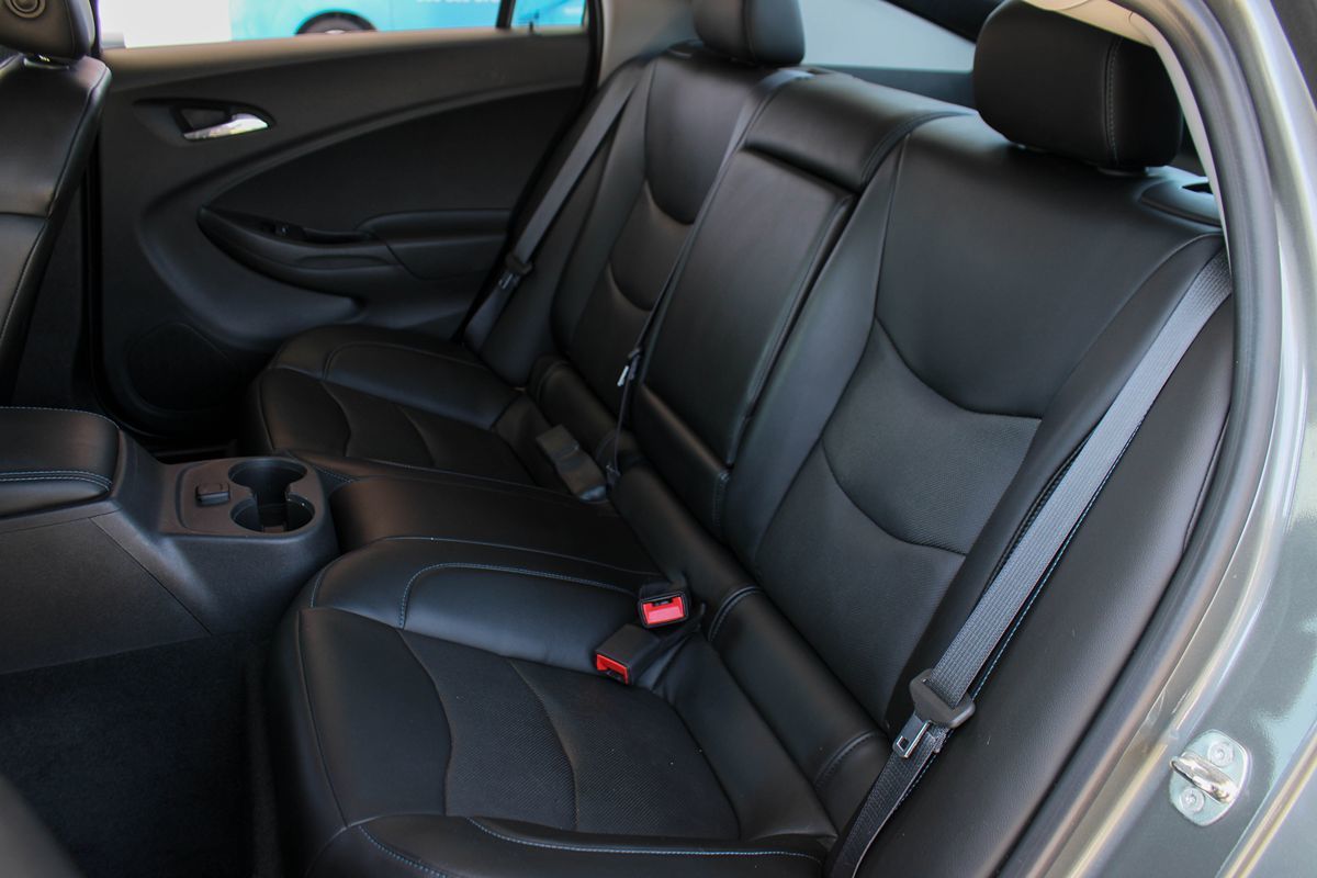 2017 Chevrolet Volt LT photo 17