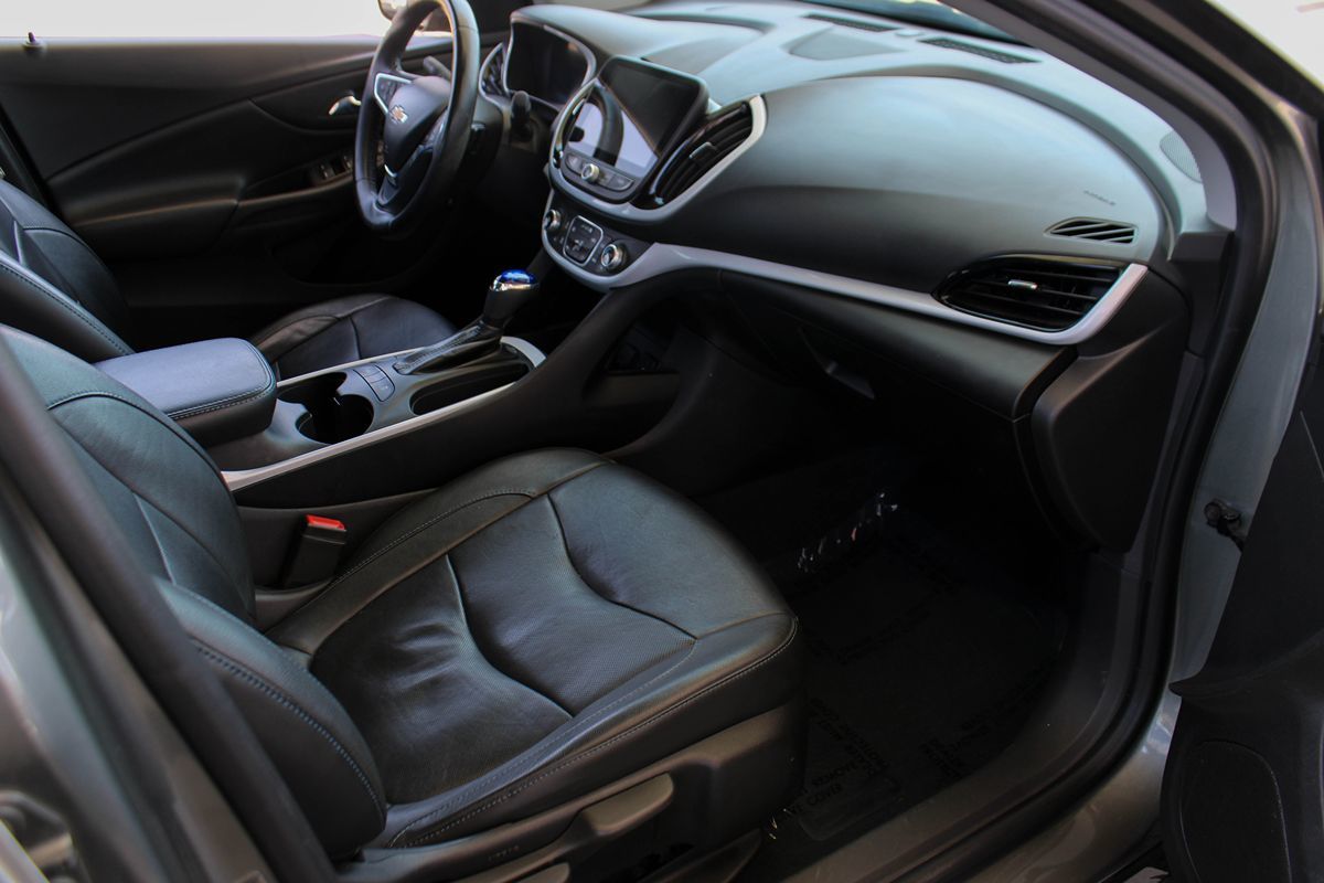2017 Chevrolet Volt LT photo 18