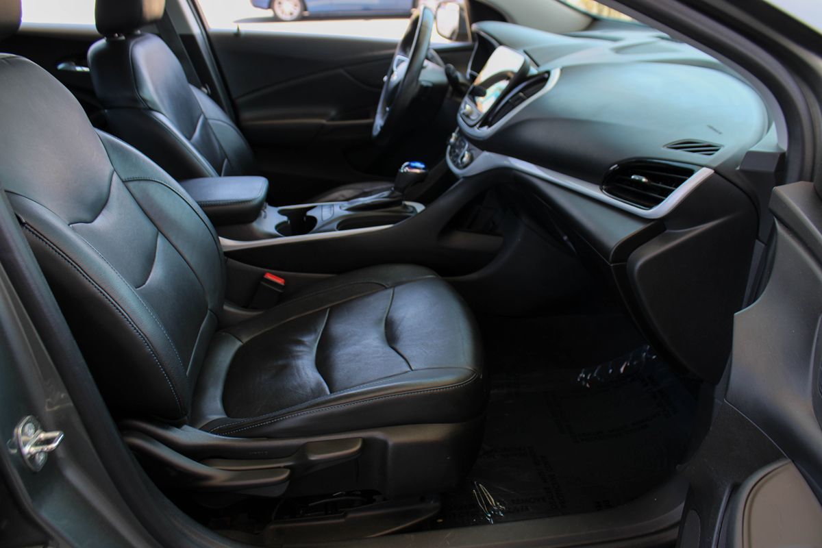 2017 Chevrolet Volt LT photo 19