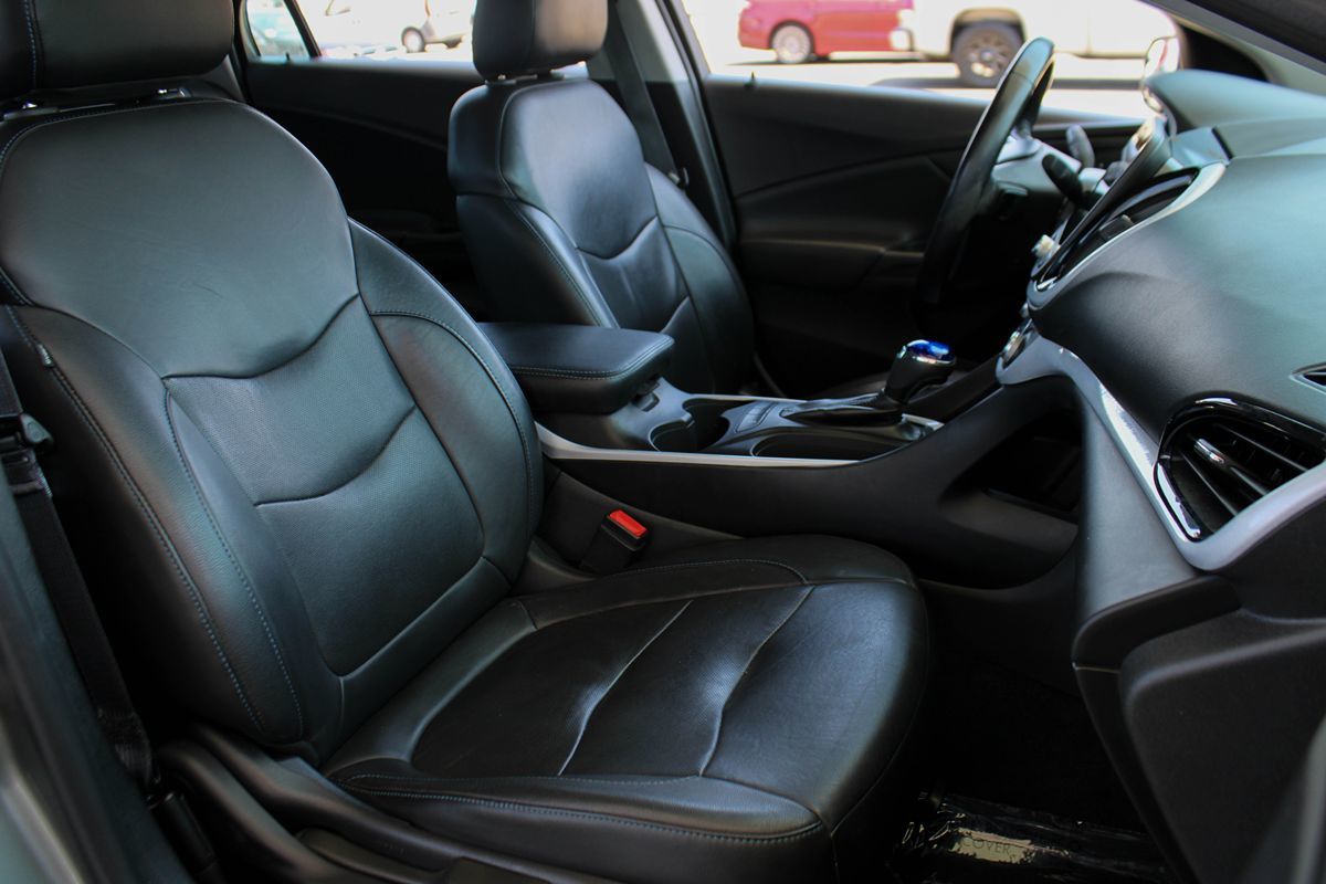 2017 Chevrolet Volt LT photo 20