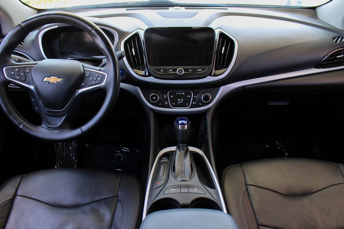 2017 Chevrolet Volt LT photo 11
