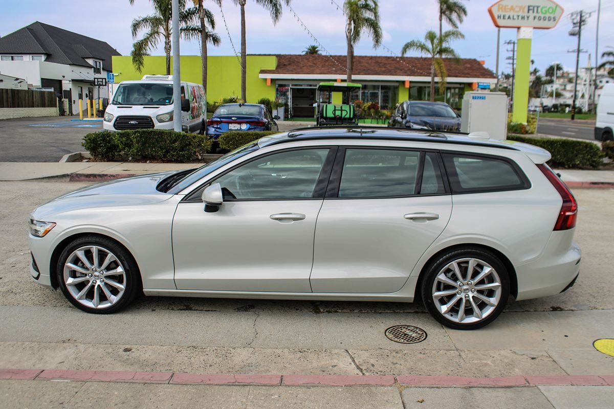 2020 Volvo V60 Momentum photo 2