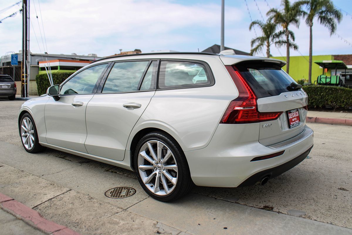 2020 Volvo V60 Momentum photo 3