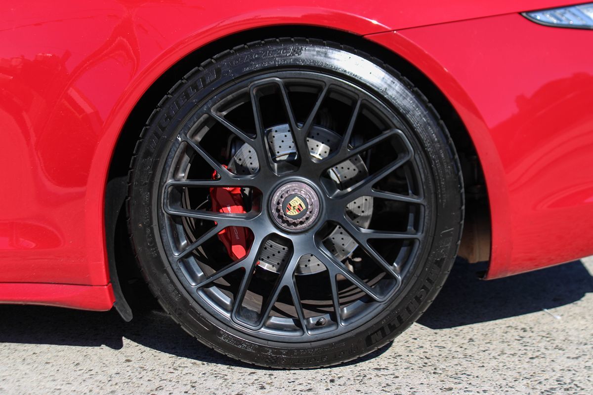 2015 Porsche 911 GTS Coupe photo 38