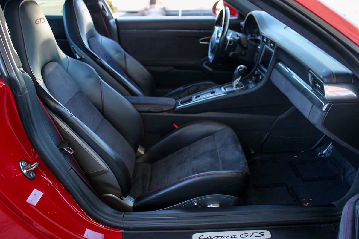 2015 Porsche 911 GTS Coupe photo 16