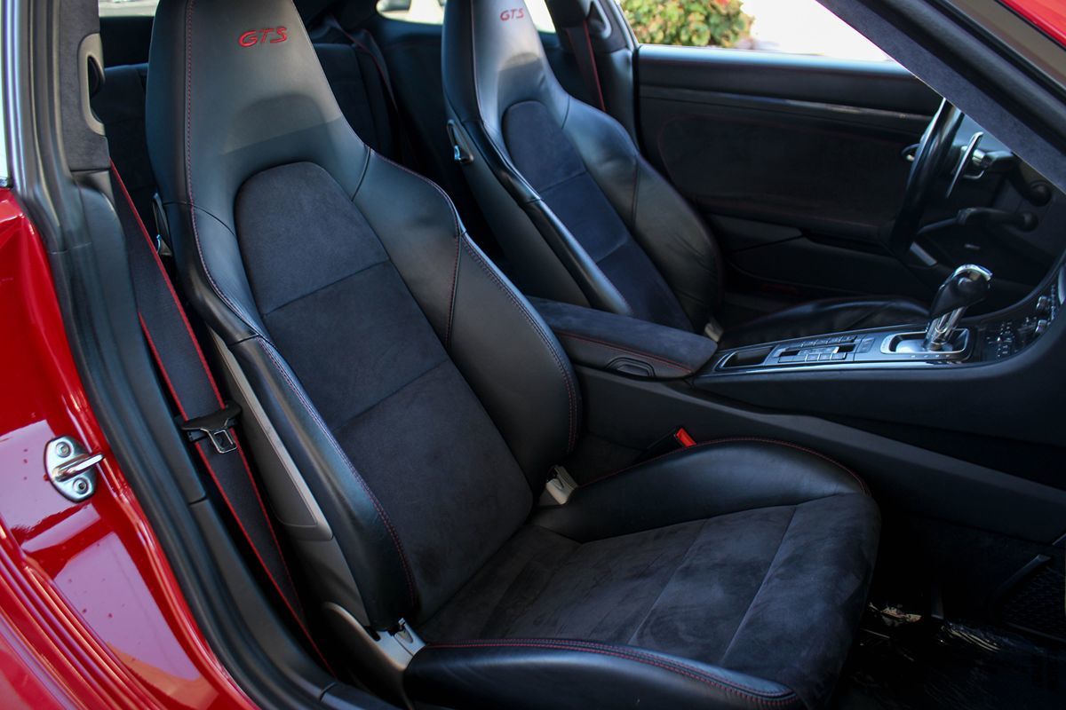 2015 Porsche 911 GTS Coupe photo 17