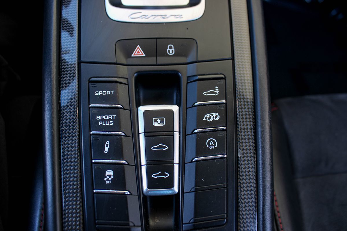 2015 Porsche 911 GTS Coupe photo 24