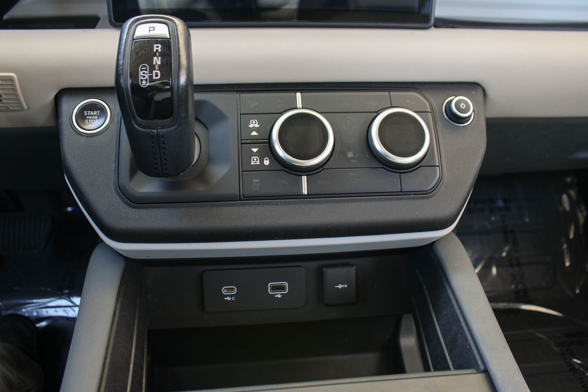 2021 Land Rover Defender SE photo 38