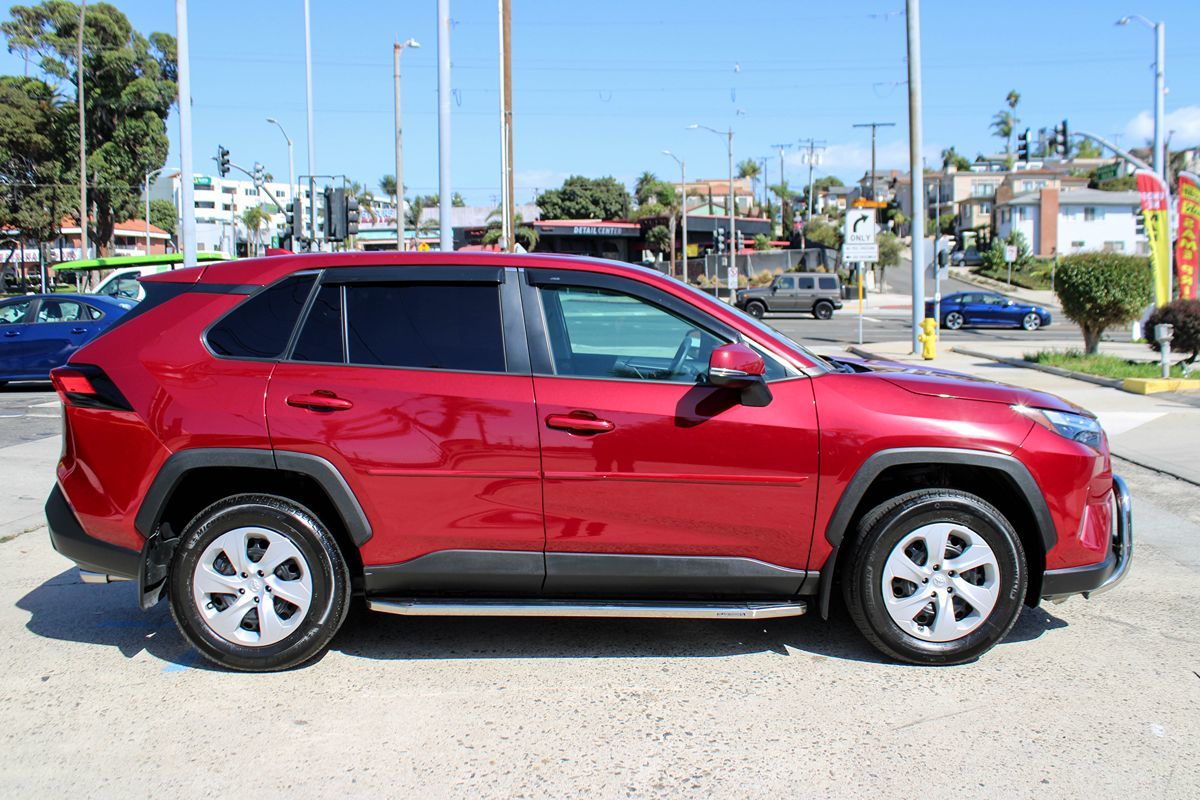 2024 Toyota RAV4 LE photo 7