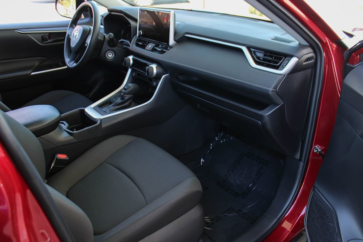 2024 Toyota RAV4 LE photo 18
