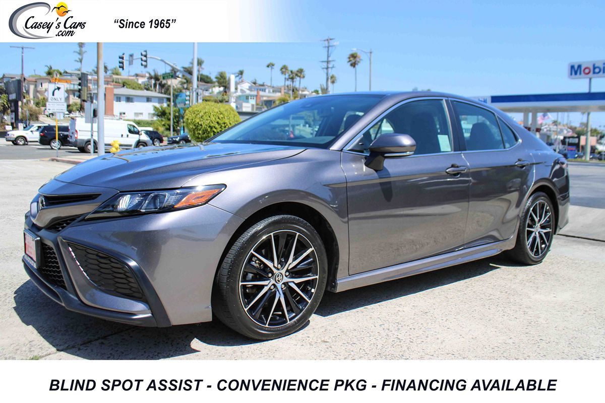 2024 Toyota Camry SE's photo