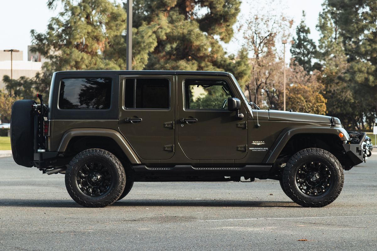 2015 Jeep Wrangler Unlimited Sahara photo 2