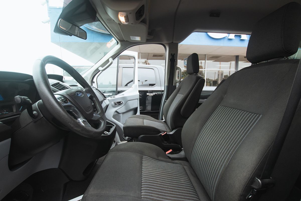 2019 Ford Transit Passenger XLT photo 4