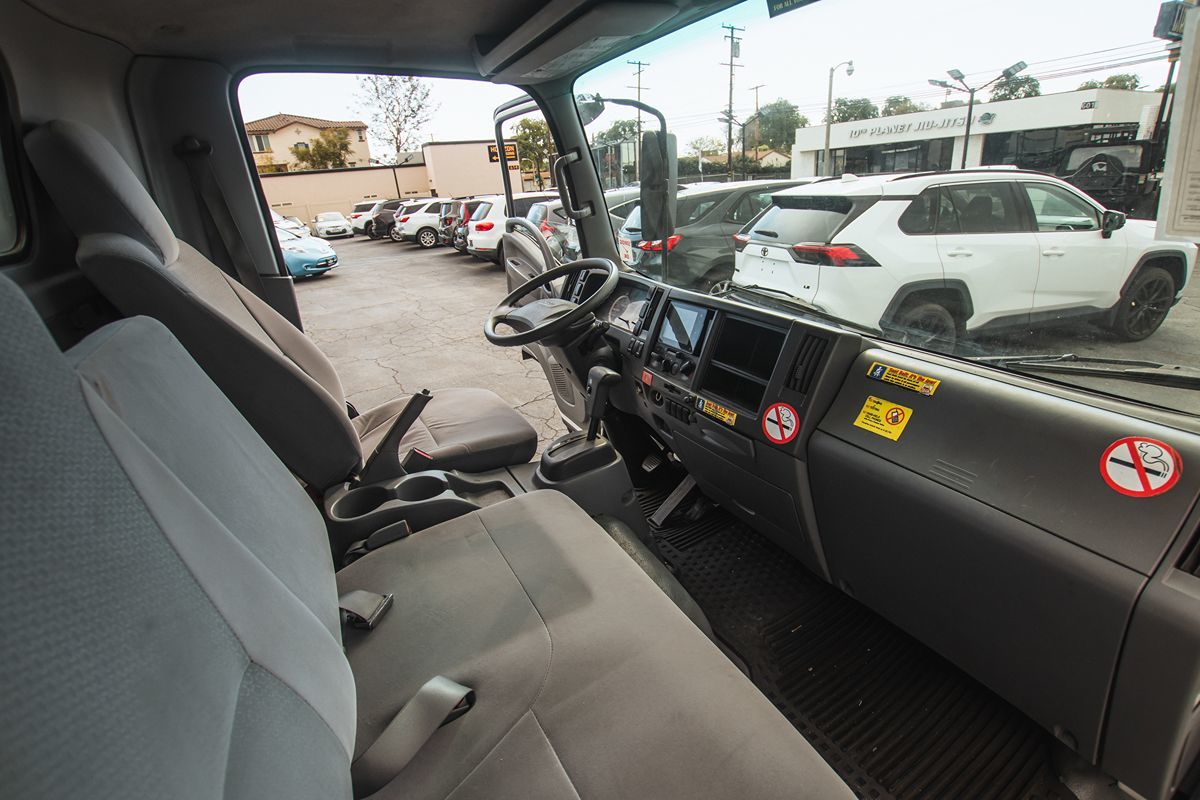 2016 Isuzu NPR photo 13