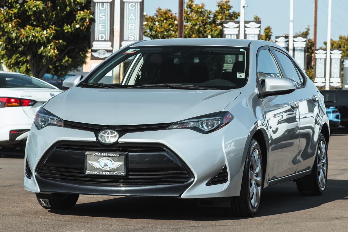 2018 Toyota Corolla LE photo 2