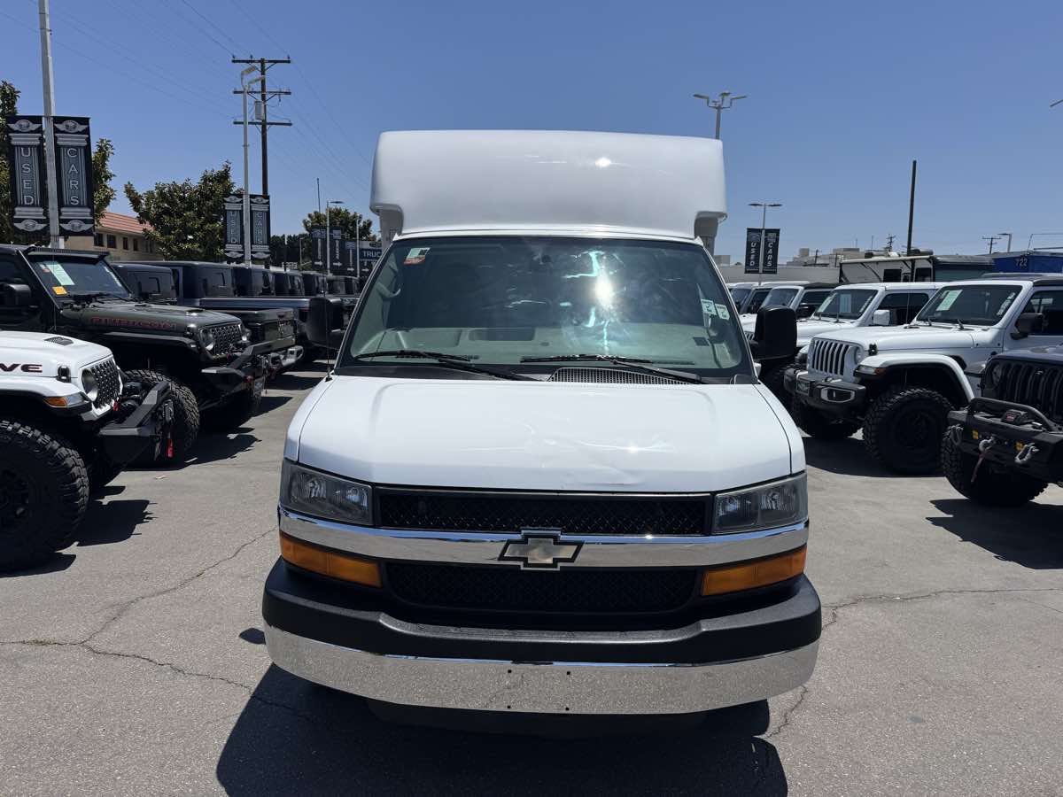 2015 Chevrolet Express 3500 Cutaway photo 2
