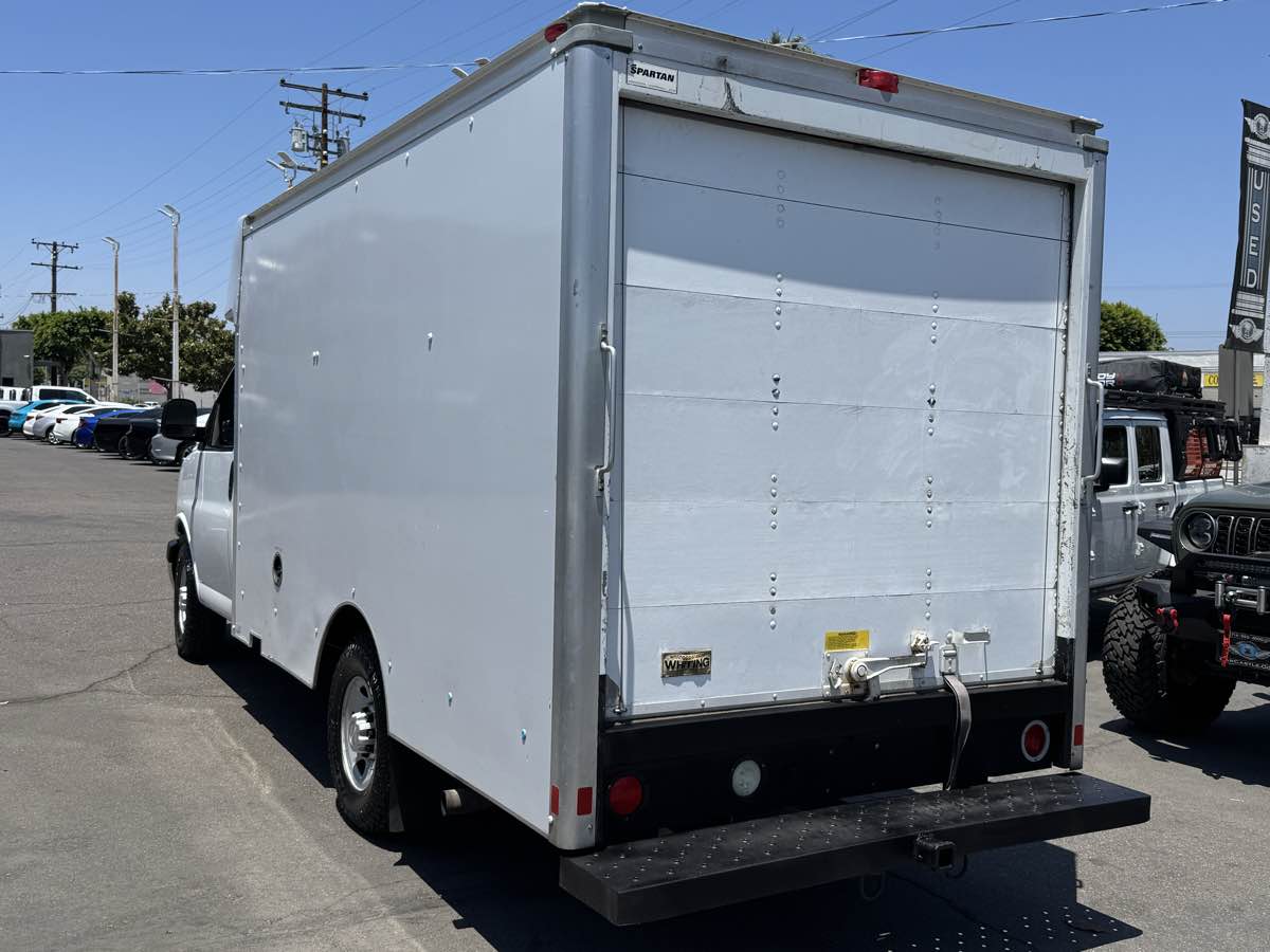2015 Chevrolet Express 3500 Cutaway photo 3