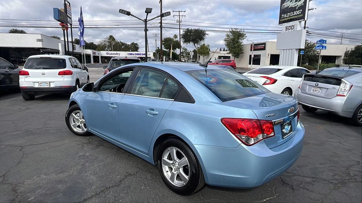 2012 Chevrolet Cruze photo 2