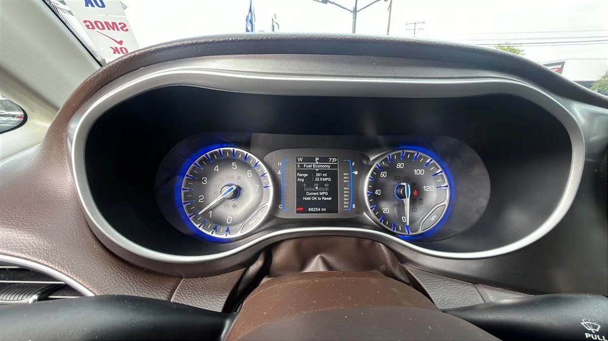 2017 Chrysler Pacifica Touring photo 3