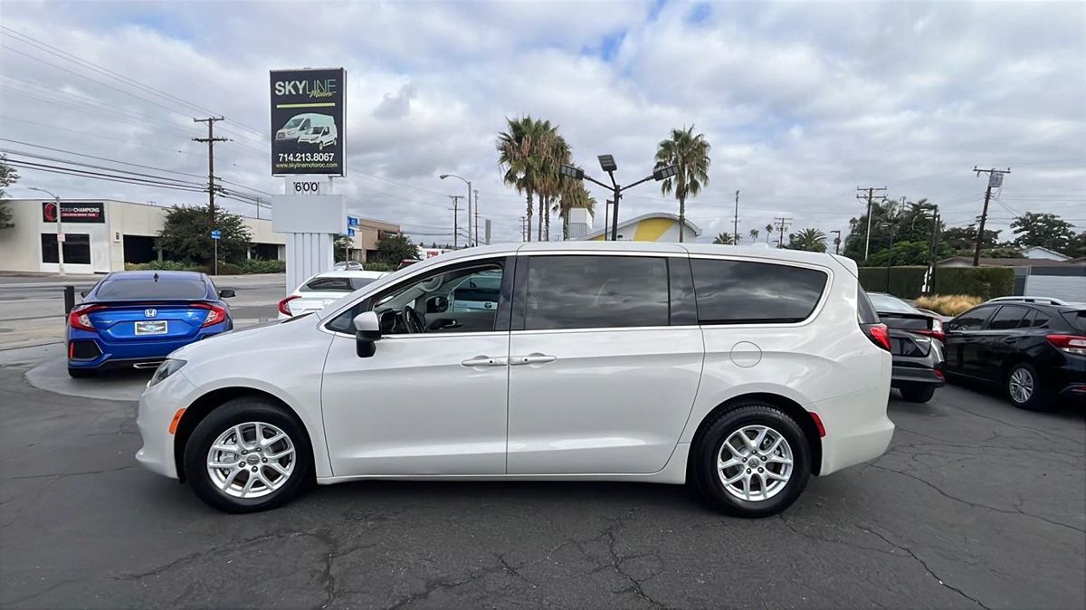 2017 Chrysler Pacifica Touring photo 2