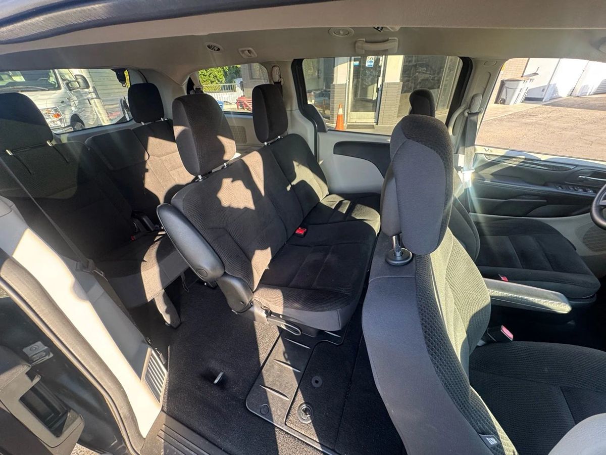 2019 Dodge Grand Caravan SE photo 2