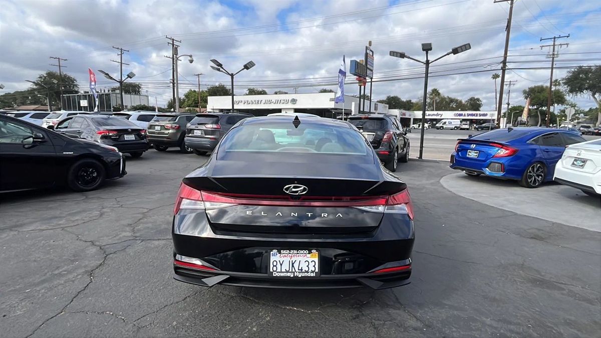 2022 Hyundai Elantra SEL Convenience photo 2