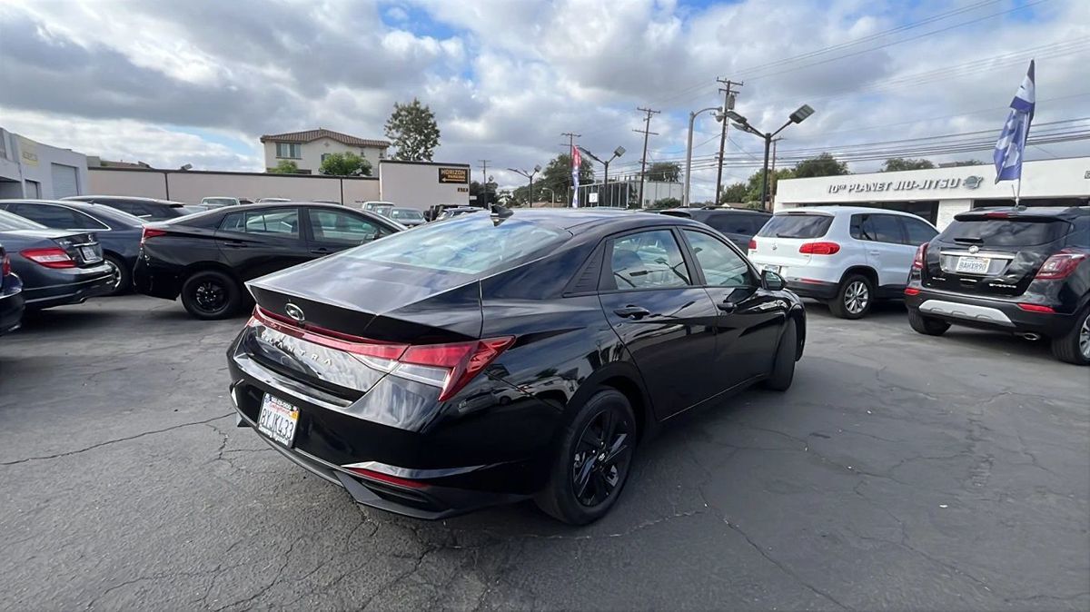 2022 Hyundai Elantra SEL Convenience photo 3