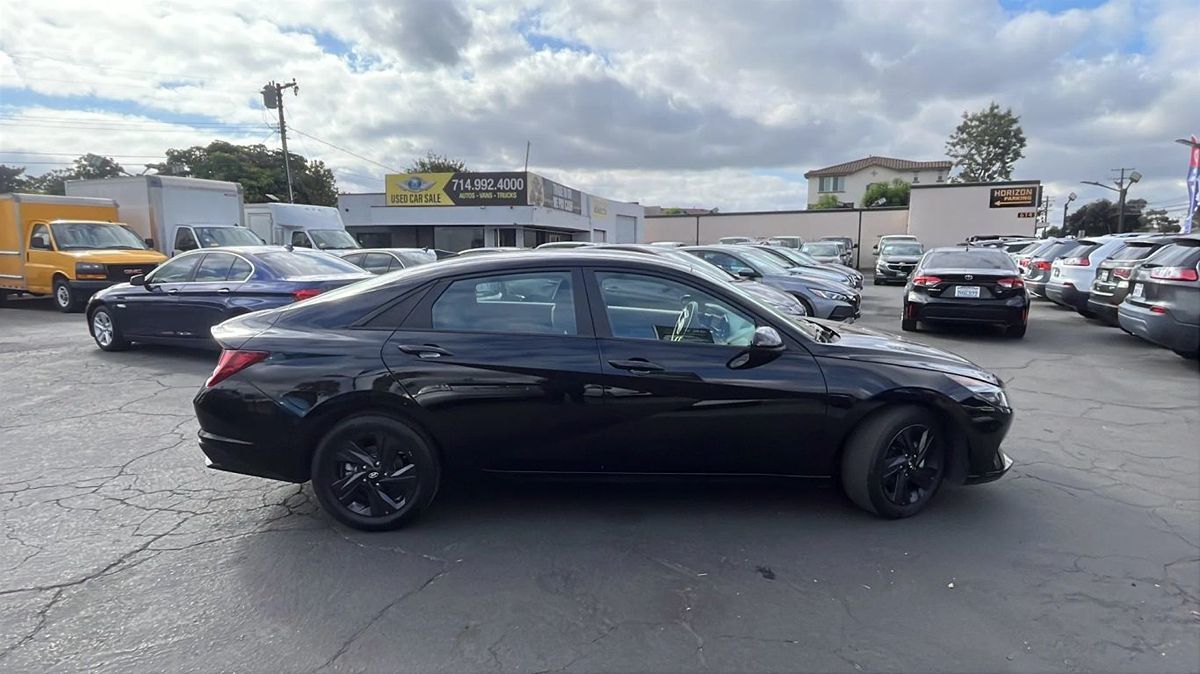 2022 Hyundai Elantra SEL Convenience photo 4