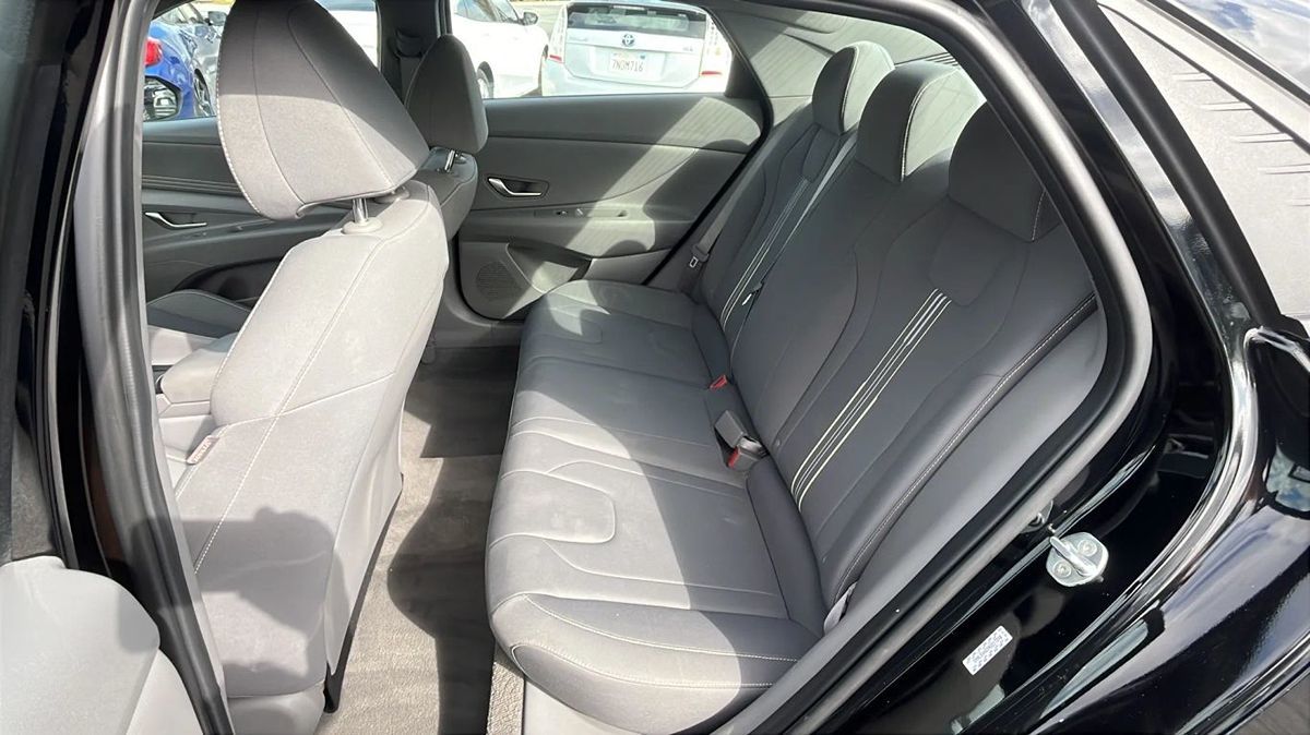 2022 Hyundai Elantra SEL Convenience photo 7