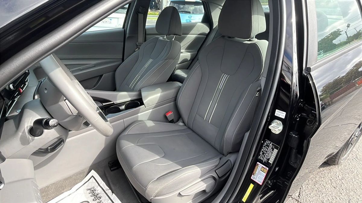 2022 Hyundai Elantra SEL Convenience photo 6