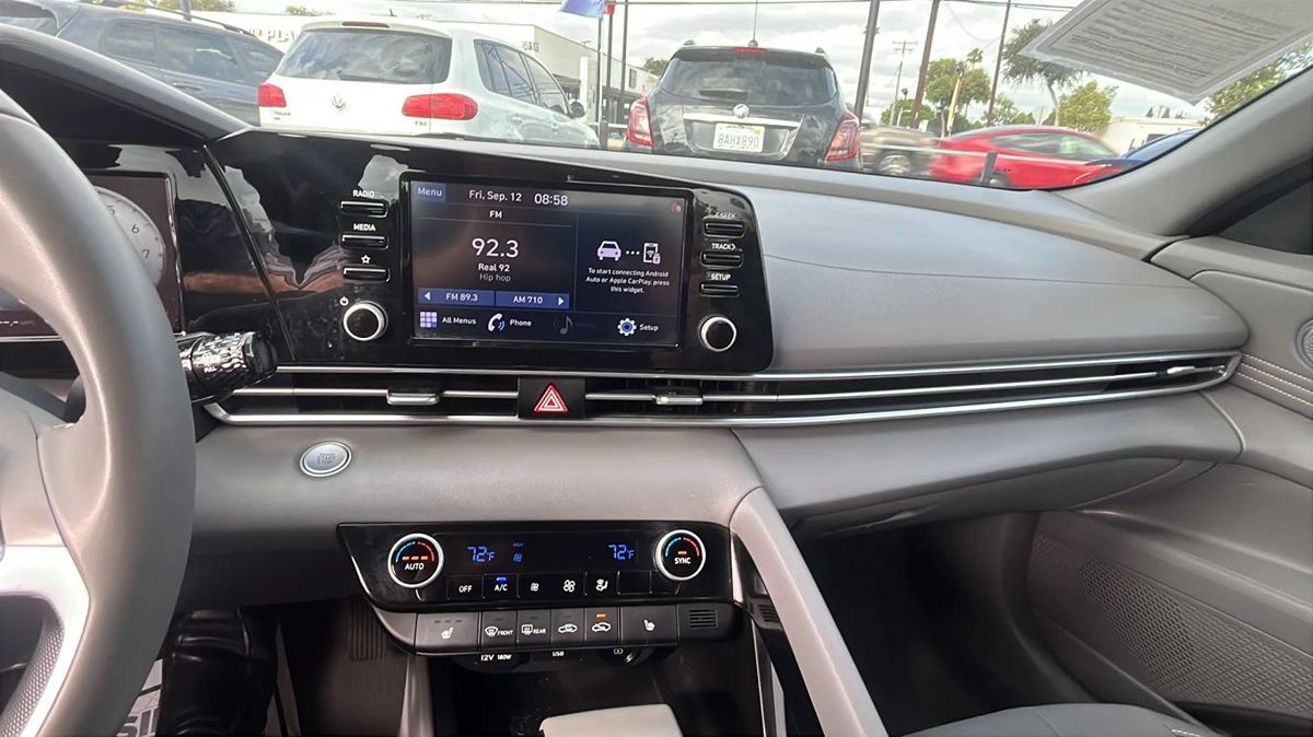2022 Hyundai Elantra SEL Convenience photo 10
