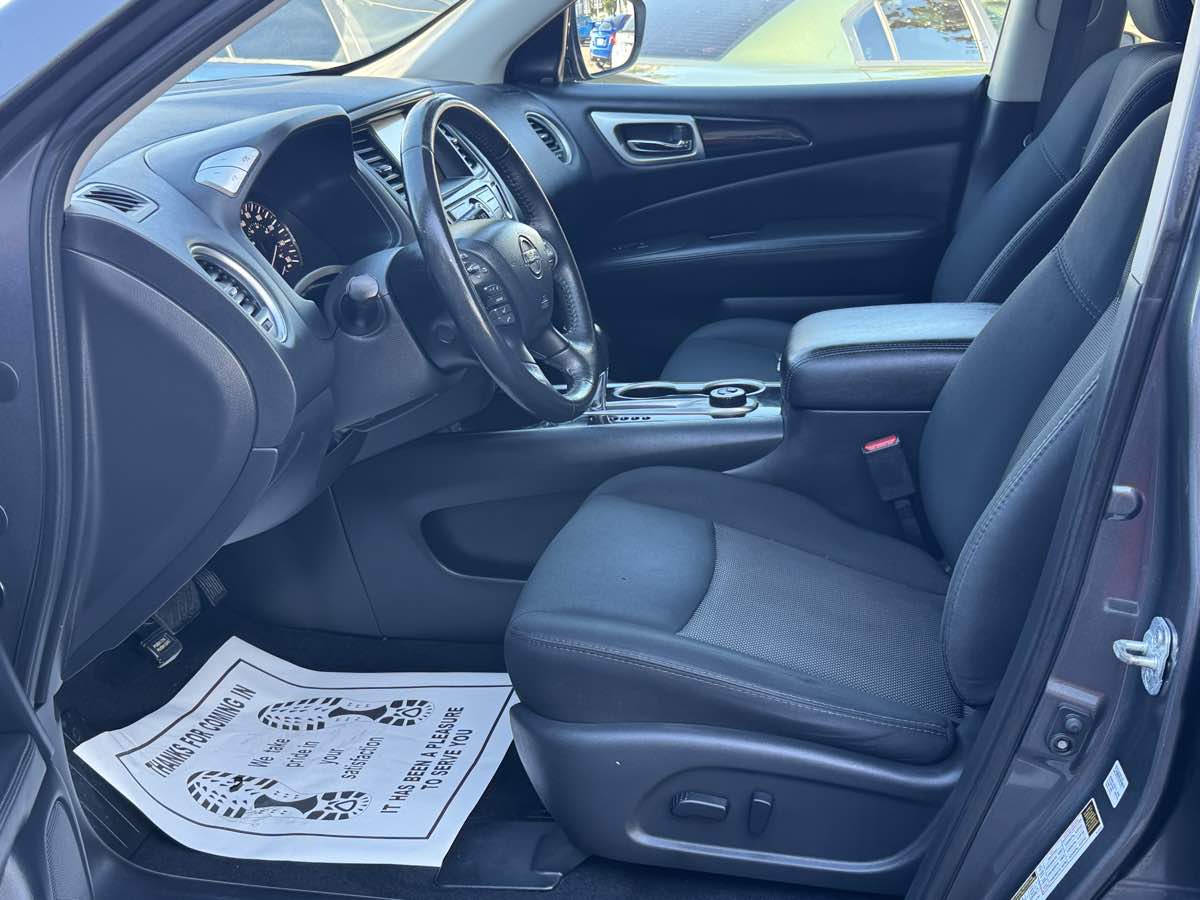 2019 Nissan Pathfinder SV photo 3