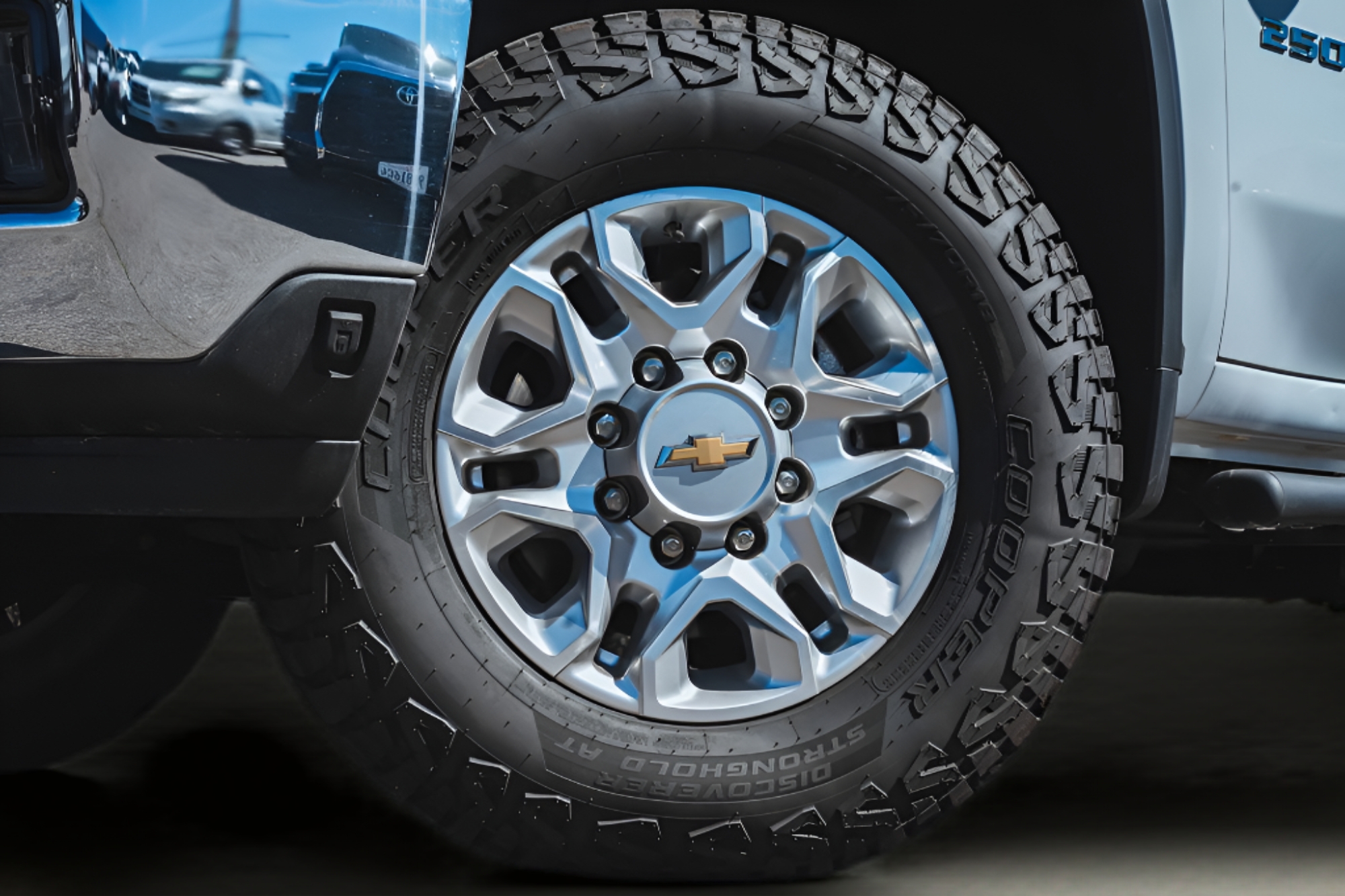 View vehicle photo 3