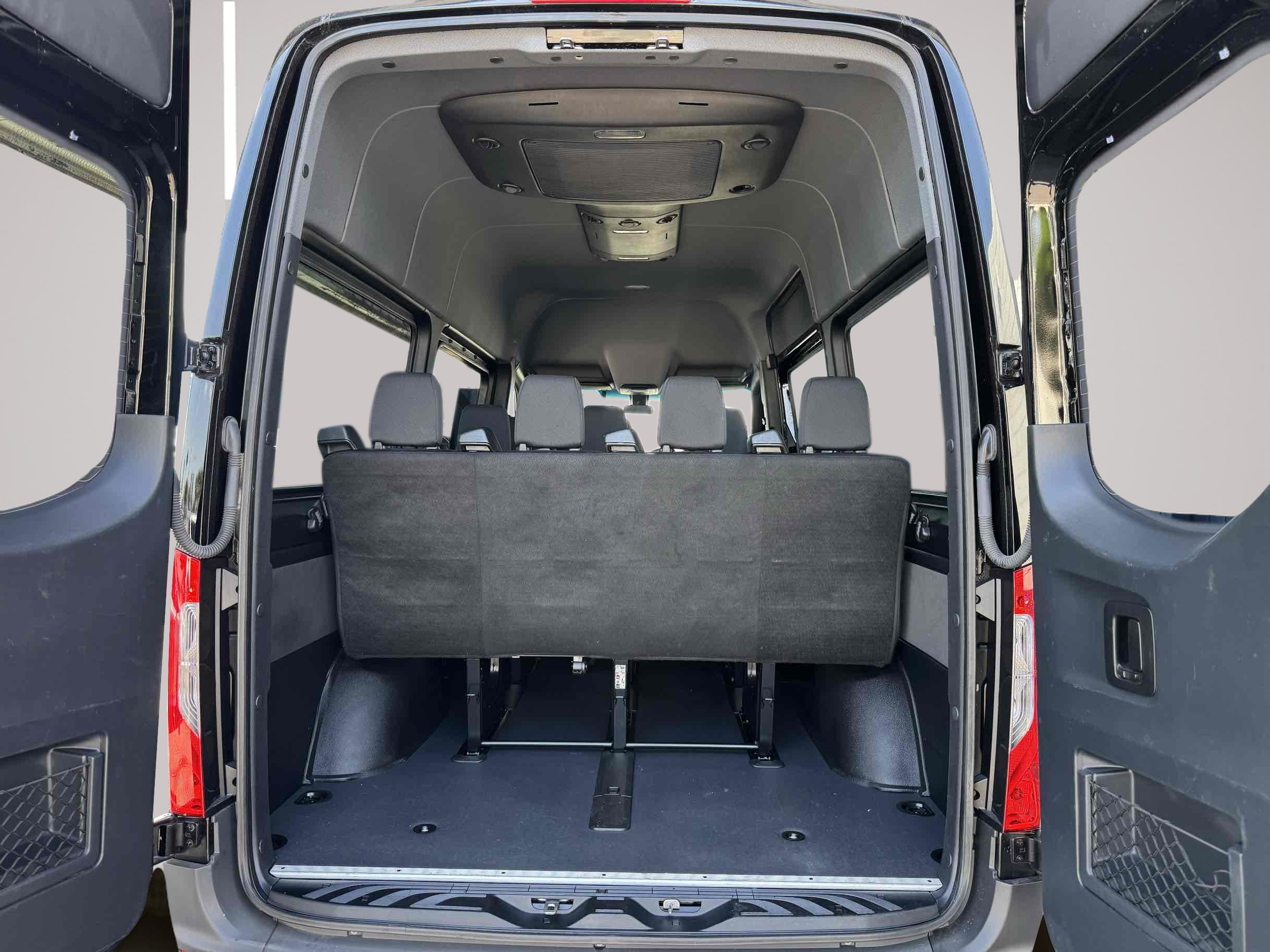 Mercedes-Benz Sprinter photo 11