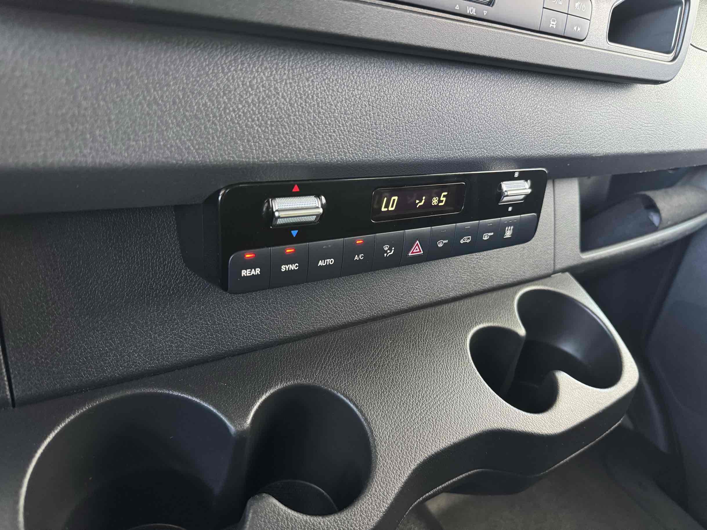 Mercedes-Benz Sprinter photo 18