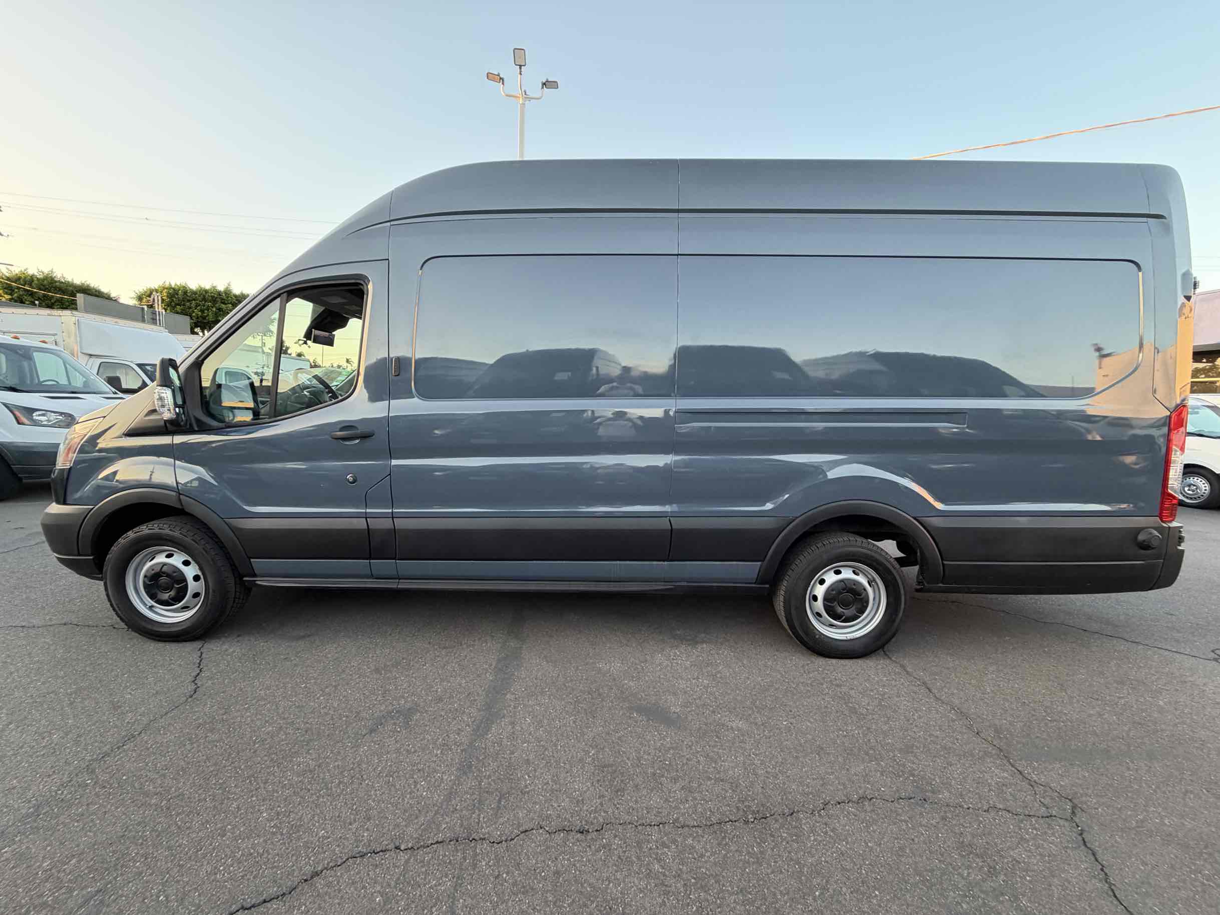 Ford Transit photo 2