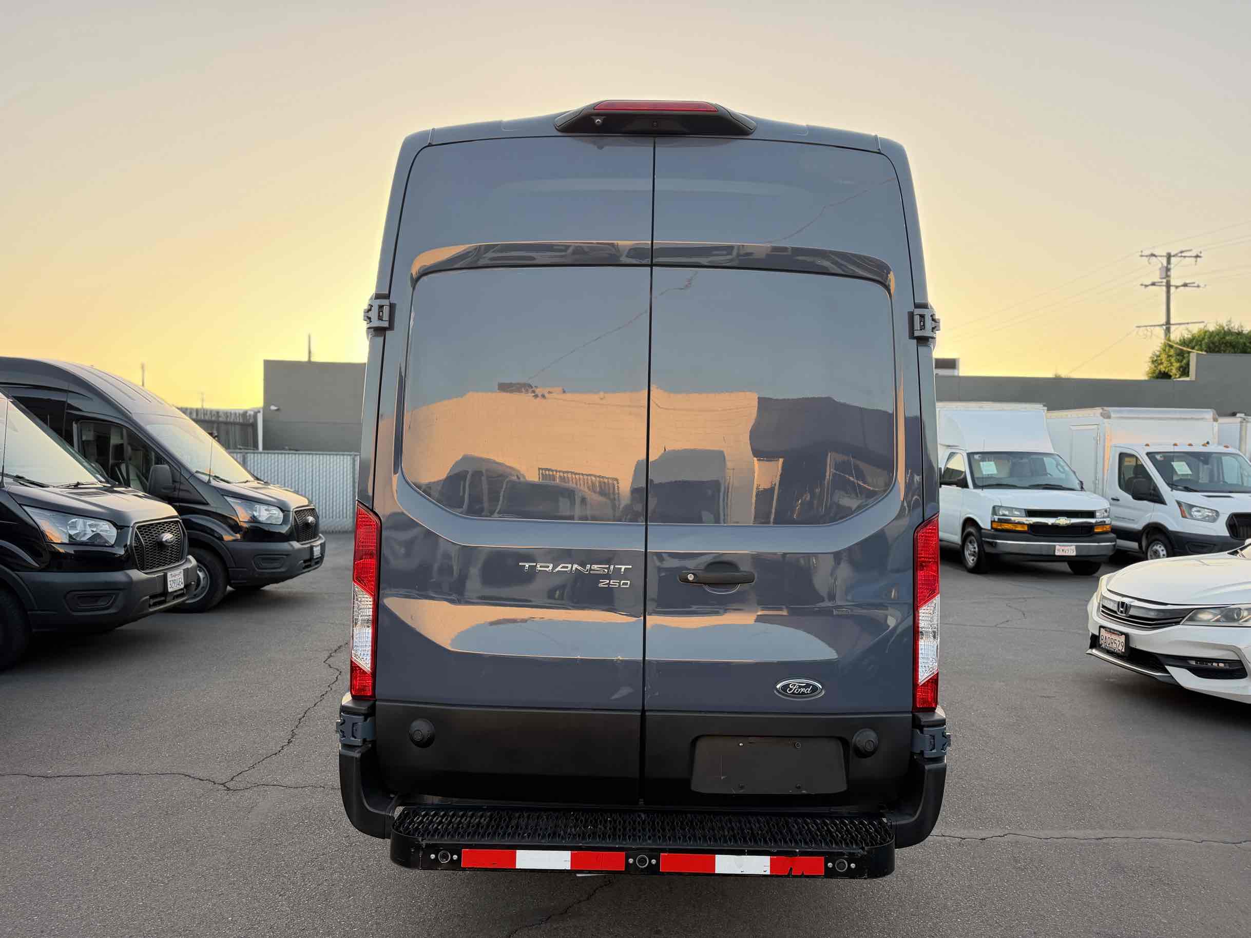 Ford Transit photo 4